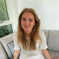 Glad dansk pige søger familie i England